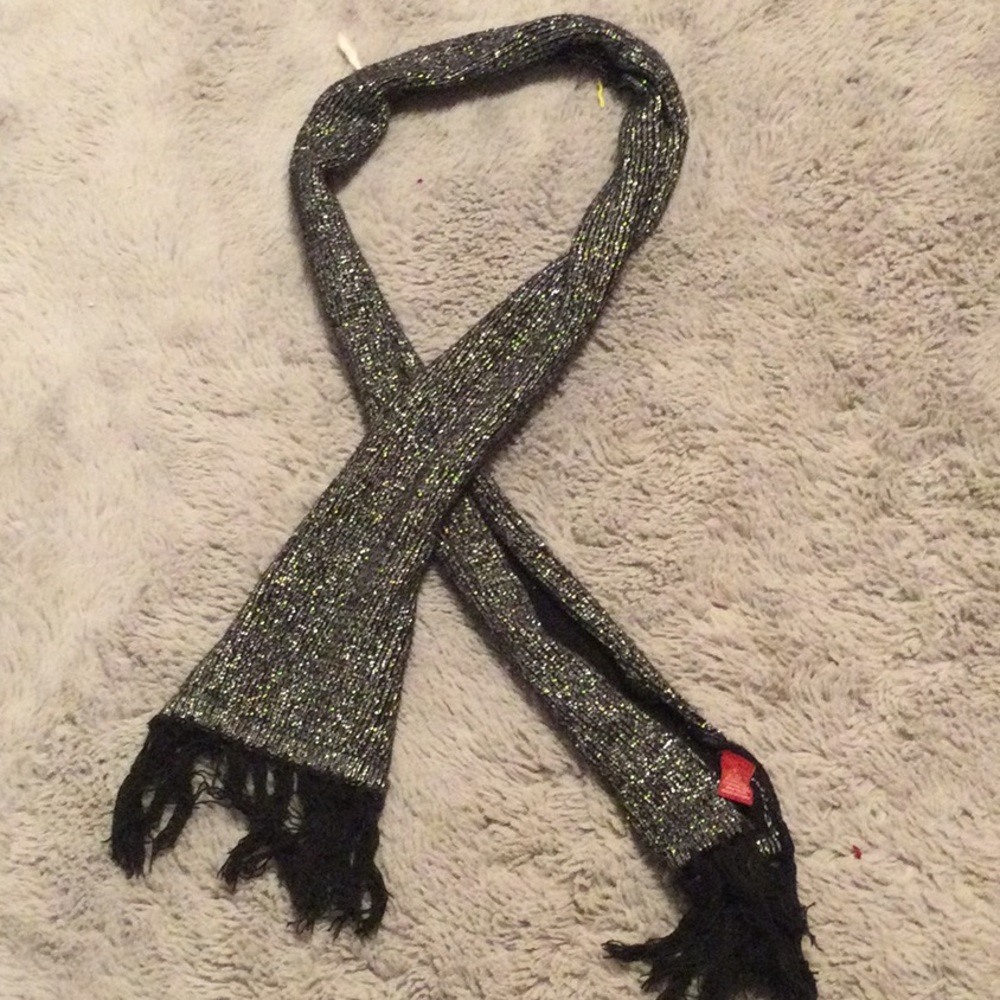 I’m selling a scarf, it’s a small Black and silver and it’s 6/6*
